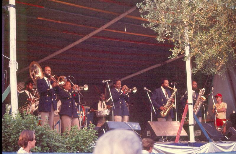 1984-169.jpg - 10.07.1984 Garden Stage
"The Dirty Dozen Brass Band From New Orleans":
Kirk Joseph (tu), Charles Joseph (tb), Benny Jones (B.D.), Gregory Davis (tp), Jenell Marshal (S.D.), Efrem Townes (tp), Kevin Harris (ts), R. Lewis (bs)