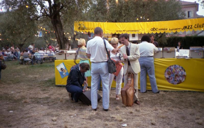 1985-02.jpg - 1985 Scott Hamilton off-stage