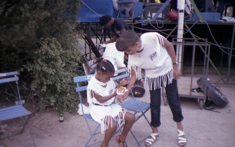 1985-50.jpg - 1985 Dee Dee Bridgewater jra. - Joe Newman jra. off-stage