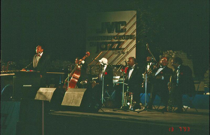 1993-06.jpg - 13.07.1993 Arena Stage
Lionel Hampton & His Orchestra:
Red Richards, Lionel Hampton, Jimmy Woode, Al Grey, Sweets Edison, Oliver Jackson, Clark Terry, James Moody